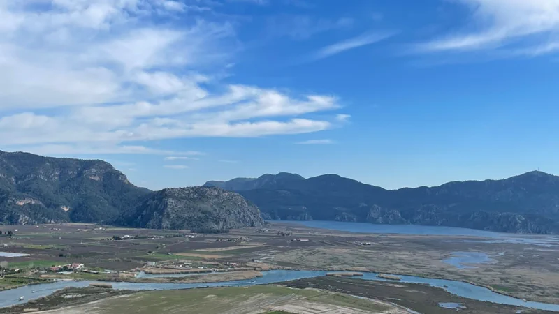Tepeden Dalyan deltası, nehir kolları ve uzakta Köyceğiz Gölü