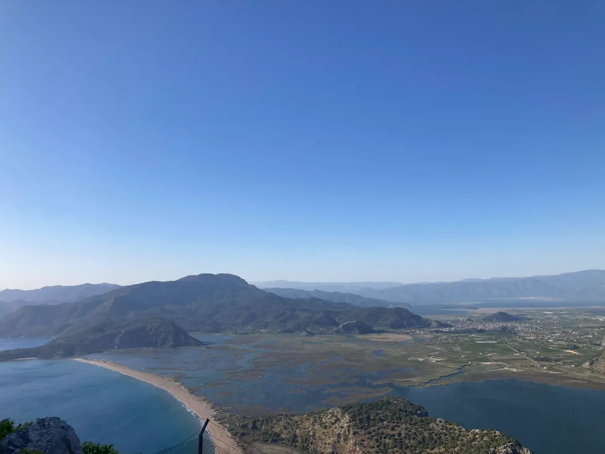 Radar mevkiinden Dalyan deltası: İztuzu Plajı’nın kum şeridi, sazlık kanallar, Köyceğiz Gölü ve arkada dağlar