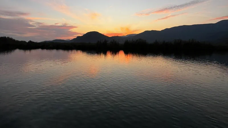 Eylül akşamı Dalyan Çayı üzerinde gün batımı ve sazlık şeridi
