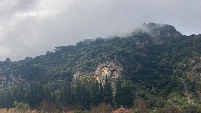 Bulutlu bir günde Dalyan kaya mezarları ve nehir kıyısındaki evler
