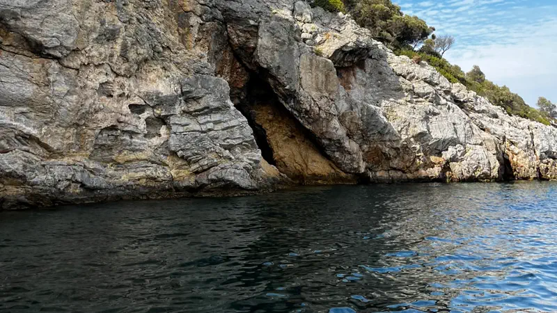 Dalyan açıklarında kayalık kıyı, kayadaki oyuk ve berrak deniz