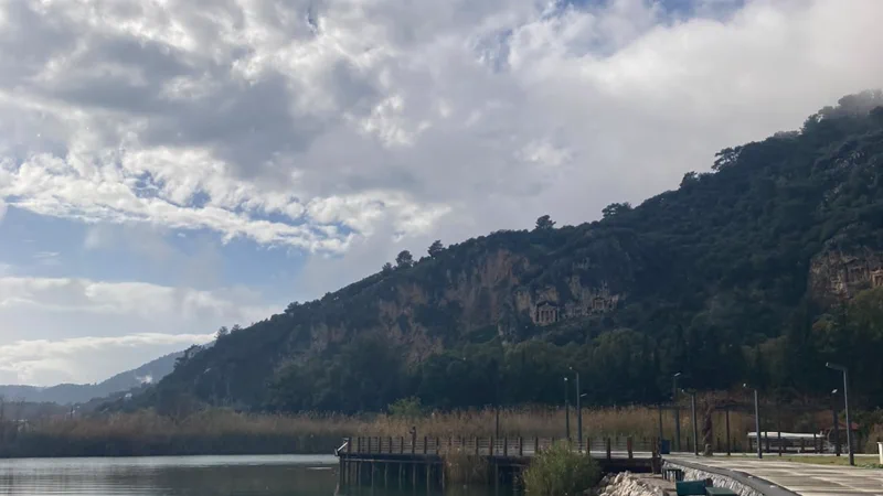 Sabah Dalyan kordonu, ahşap iskele ve karşı kayalıktaki mezarlar