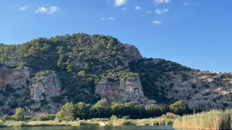 Dalyan Çayı’nın karşı kıyısı ve kaya mezarları; nehrin iki yakası arasındaki geçiş noktası