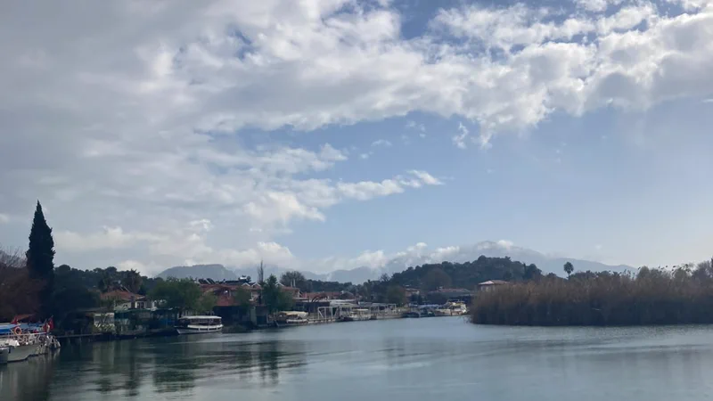 Dalyan Çayı kasabaya doğru; kıyıdaki iskeleler ve bağlı tekneler