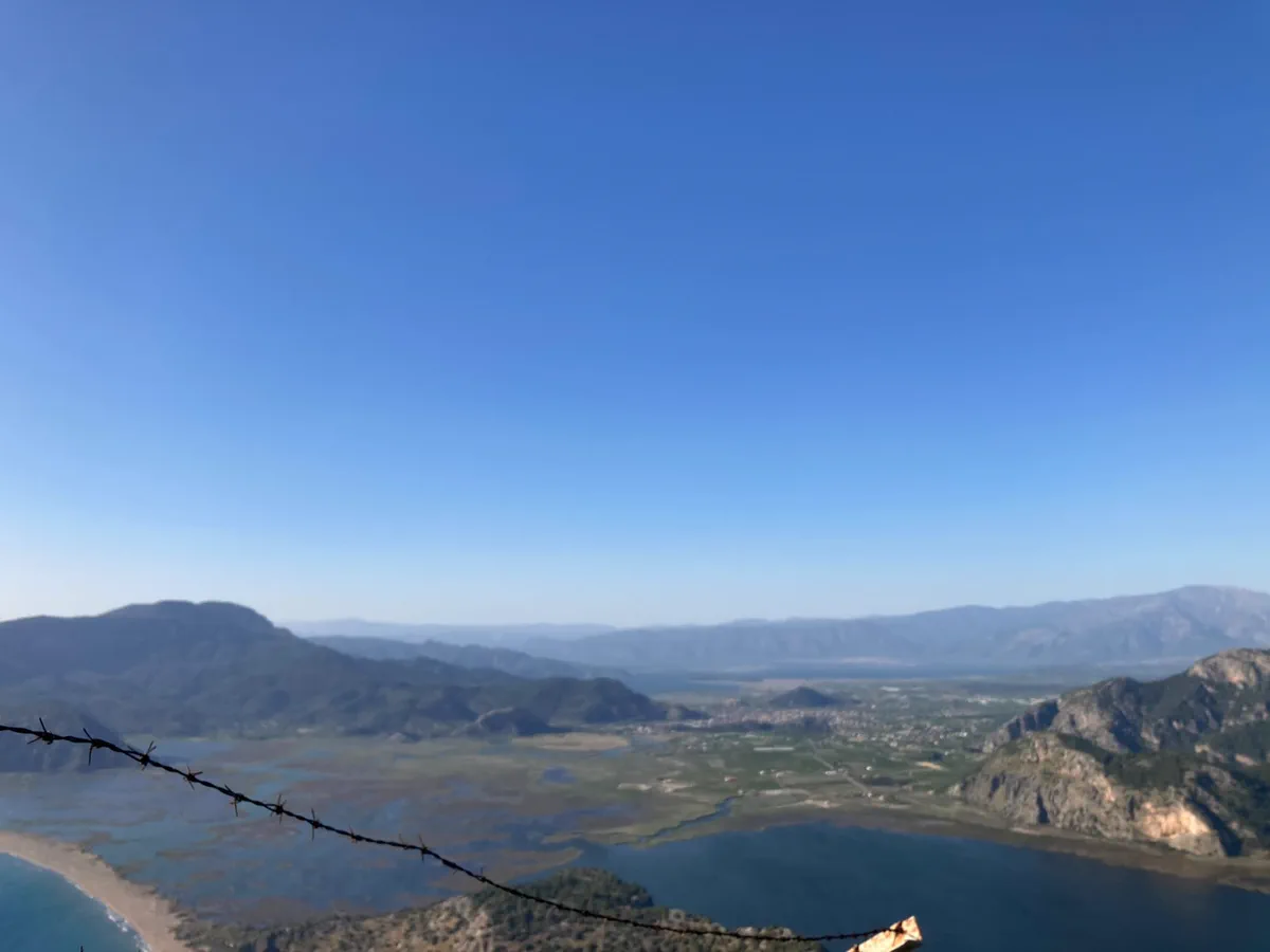 Yukarıdan İztuzu Plajı’nın kum şeridi ve arkasındaki delta kanalları; merkez şeridin Dalyan tarafındaki ucunda