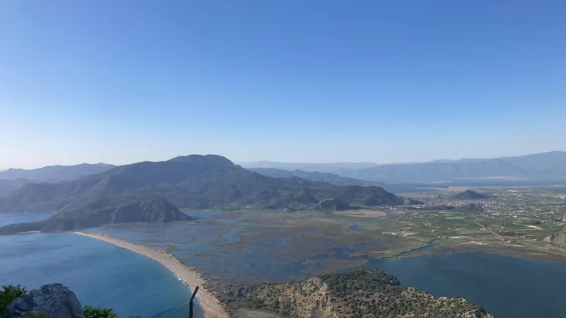 Yukarıdan İztuzu Plajı’nın denizle deltayı ayıran uzun kum şeridi