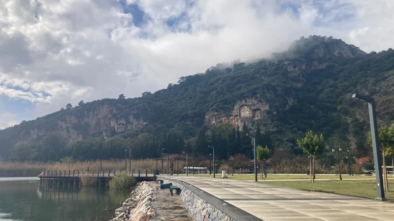 Dalyan kordonundan Kaunos nekropolündeki tapınak cepheli kaya mezarları